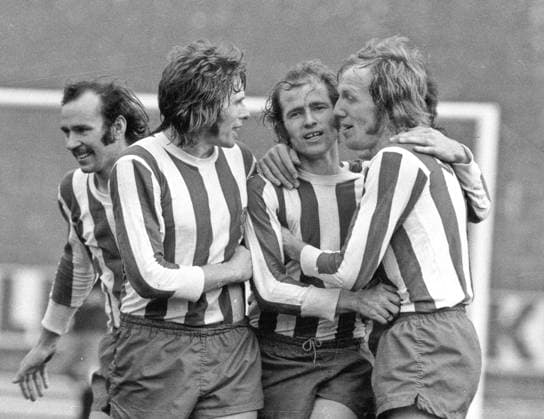 Bundesliga Saison 1973 1974, 27. Spieltag, Wuppertaler SV - FC Schalke 04, 23.03.1974 - jubelnde Wuppertaler nach dem Tor zum 1:1 in der 90. minute, vl; Herbert Stöckl, Theo Homann, Willi Neuberger ( der Torschuetze ) und Bernd Hermes HM