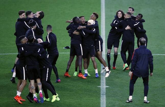 Bilder des Tages - SPORT Fußball, CL, Paris St. Germain Training Paris Saint Germain s players during the training of the team held at Camp Nou stadium in Barcelona, northeastern Spain, 07 March 2017. FC Barcelona Barca will face PSG in a UEFA Champions League round of 16 second leg match at the Camp Nou stadium on 08 May. TRAINING OF PARIS SAINT GERMAIN !ACHTUNG: NUR REDAKTIONELLE NUTZUNG!  Copyright: xALBERTOxESTEVEZx 20170307-636245116272381571