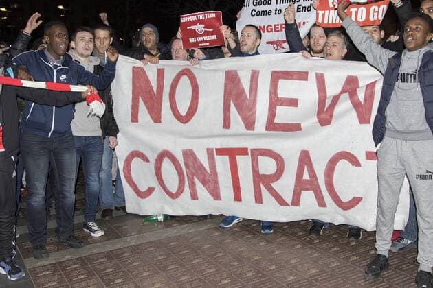 Fußball, CL, Arsenal Fans protestieren gegen Trainer Wenger Football - 2016 2017 UEFA Champions League - Round of Sixteen, Second Leg : Arsenal vs. Bayern Munich Arsenal fans protest at Arsenal Manager Arsene Wenger at The Emirates. COLORSPORT DANIEL BEARHAM  ars_bay