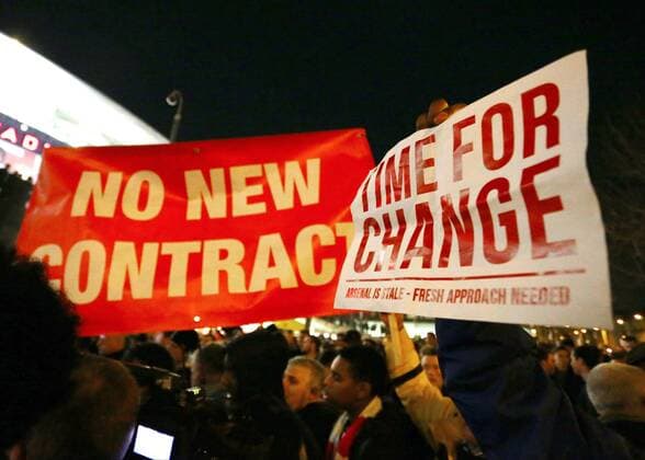 FuÃŸball, CL, Arsenal Fans protestieren gegen Trainer Wenger March 7th 2017, Emirates, London, England; UEFA Champions League football, Arsenal FC versus Bayern Munich; A large group of Wenger out Arsenal fans march to The Emirates Stadium with banners and posters xMarkxKertonx  ActionPlus11854190