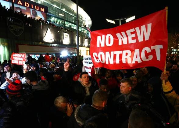 FuÃŸball, CL, Arsenal Fans protestieren gegen Trainer Wenger March 7th 2017, Emirates, London, England; UEFA Champions League football, Arsenal FC versus Bayern Munich; A large group of Wenger out Arsenal fans march to The Emirates Stadium with banners and posters xMarkxKertonx  ActionPlus11854192
