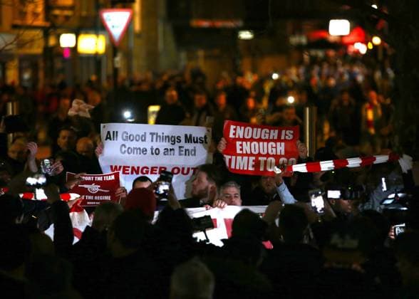 Bilder des Tages - SPORT FuÃŸball, CL, Arsenal Fans protestieren gegen Trainer Wenger March 7th 2017, Emirates, London, England; UEFA Champions League football, Arsenal FC versus Bayern Munich; A large group of Wenger out Arsenal fans march to The Emirates Stadium with banners and posters xMarkxKertonx  ActionPlus11854195
