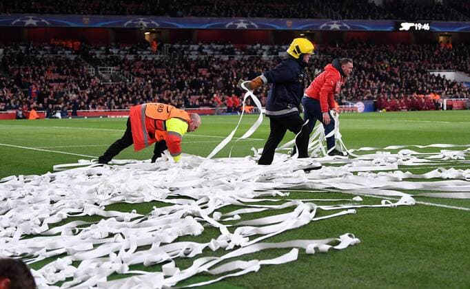 Fußball, CL, FC Arsenal - Bayern München wegen Papierschlangen unterbrochen FUSSBALL CHAMPIONS LEAGUE SAISON 2016 2017 ACHTELFINALE RUECKSPIEL Arsenal London - FC Bayern Muenchen 07.03.2017 Ordner beseitigen Luftschlangen aus dem Strafraum 