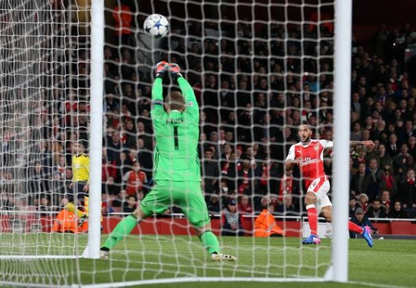 Arsenal s Theo Walcott scoring his sides opening goal during the Champions League Round of 16 match at the Emirates Stadium, London. Picture date March 7th, 2017 Pic David Klein Sportimage EDITORIAL USE ONLY. No use with unauthorised audio, video, data, fixture lists, club league logos or live services. Online in-match use limited to 120 images, no video emulation. No use in betting, games or single club league player publications.