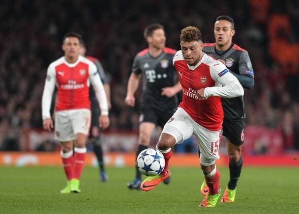 Alex Oxlade-Chamberlain of Arsenal gets away from Thiago Alc‡ntara of Bayern Munich during the UEFA Champions League Round of 16 Game 2 match between Arsenal and Bayern Munich at the Emirates Stadium, London, England on 7 March 2017. Copyright: xVincexMignottx 14440012