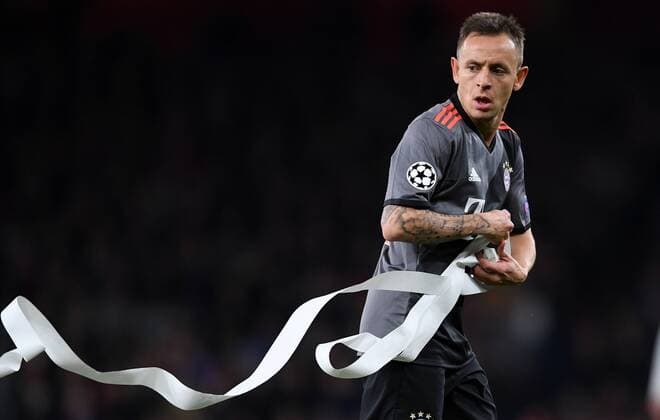 Bilder des Tages - SPORT FUSSBALL CHAMPIONS LEAGUE SAISON 2016 2017 ACHTELFINALE RUECKSPIEL Arsenal London - FC Bayern Muenchen 07.03.2017 Rafinha (FC Bayern Muenchen) beseitigt Papierschlangen 