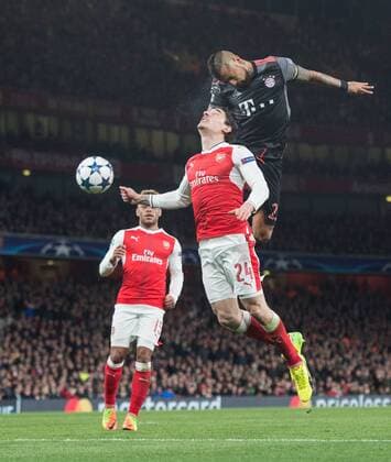Fußball, CL, FC Arsenal - Bayern München vl: Alex Oxlade-Chamberlain (LON), Hector Bellerin (LON) und Arturo Vidal (BAY) Fussball UEFA Championsleague Achtelfinale Rueckspiel: FC Arsenal London - FC Bayern Muenchen in London, Grossbritanien am 07.03.2017,