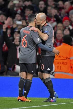07.03.2017, Fussball Champions-League 2016 2017, Achtelfinale Rückspiel, FC Arsenal London - FC Bayern München, im Emirates-Stadion London. re: Torschütze Arjen Robben (re, FC Bayern München) bedankt sich nach seinem Tor zum 2:1 bei Thiago (li, FC Bayern München) mit einem Küsschen. 