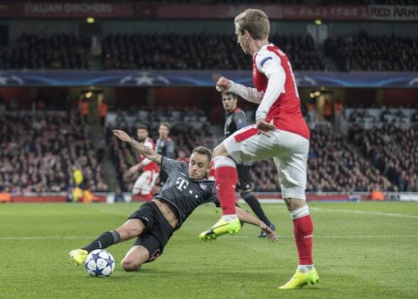 Fußball, CL, FC Arsenal - Bayern München Football - 2016 2017 UEFA Champions League - Round of Sixteen, Second Leg : Arsenal vs. Bayern Munich Rafinha of Bayern Munich slides in to put the ball out ahead of Nacho Monreal of Arsenal at The Emirates. COLORSPORT DANIEL BEARHAM  ars_bay