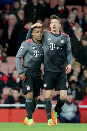 Fußball, CL, FC Arsenal - Bayern München Douglas Costa (FC Bayern Muenchen 11) Robert Lewandowski (FC Bayern Muenchen 9) nach dem 1:Âß, Arsenal FC - FC Bayern Muenchen, UEFA Champions League, Achtelfinale, Fussball, 07.03.2017, London Copyright: xLangerx xEibner-Pressefotox EP_HLR