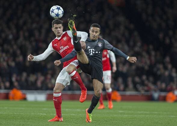 Fußball, CL, FC Arsenal - Bayern München Football - 2016 2017 UEFA Champions League - Round of Sixteen, Second Leg : Arsenal vs. Bayern Munich Thiago Alcantara of Bayern Munich and Granit Xhaka of Arsenal compete for the ball at The Emirates. COLORSPORT DANIEL BEARHAM  ars_bay