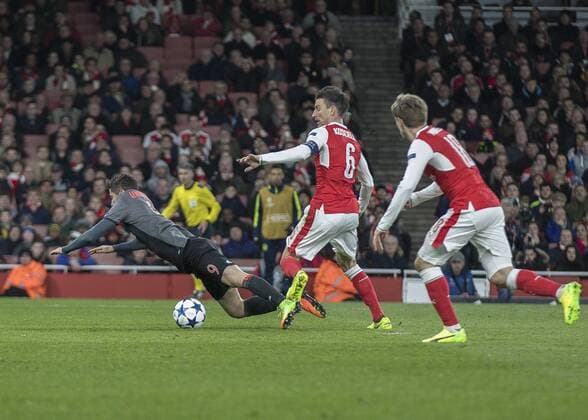 Fußball, CL, FC Arsenal - Bayern München Football - 2016 2017 UEFA Champions League - Round of Sixteen, Second Leg : Arsenal vs. Bayern Munich Robert Lewandowski of Bayern Munich goes over theatrically in the penalty box and gets the penalty at The Emirates. COLORSPORT DANIEL BEARHAM  ars_bay