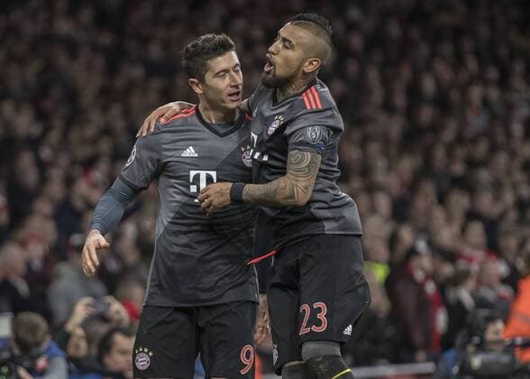 Fußball, CL, FC Arsenal - Bayern München Football - 2016 2017 UEFA Champions League - Round of Sixteen, Second Leg : Arsenal vs. Bayern Munich Robert Lewandowski and Arturo Vidal of Bayern Munich celebrate after he scores from the penalty spot at The Emirates. COLORSPORT DANIEL BEARHAM  ars_bay