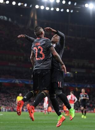 FUSSBALL CHAMPIONS LEAGUE SAISON 2016 2017 ACHTELFINALE RUECKSPIEL Arsenal London - FC Bayern Muenchen 07.03.2017 Torjubel: Arturo Vidal (li) und Douglas Costa (re, beide FC Bayern Muenchen) 