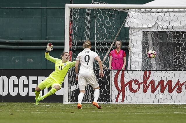 Bilder des Tages - SPORT March 7, 2017: German Women s national team Nationalteam Forward 11 Anja Mittag scores a goal on English Women s National Team Goalkeeper 13 Siobhan Chamberlain during a soccer match as part of the SheBelieve Cup 2017 between Germany and England at RFK Stadium in Washington DC. CSM SheBelieve Cup 2017: Germany vs England MAR 07 - ZUMAc04_ 20170307_zaf_c04_005 Copyright: xJustinxCooperx