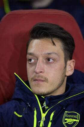 07.03.2017, Fussball Champions-League 2016 2017, Achtelfinale Rückspiel, FC Arsenal London - FC Bayern München, im Emirates-Stadion London. Mesut Özil (FC Arsenal) nachdenklich auf der Bank. 