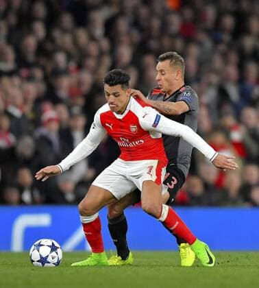 07.03.2017, Fussball Champions-League 2016 2017, Achtelfinale Rückspiel, FC Arsenal London - FC Bayern München, im Emirates-Stadion London. v.li: Alexis Sanchez (FC Arsenal) gegen Rafinha (FC Bayern München). 