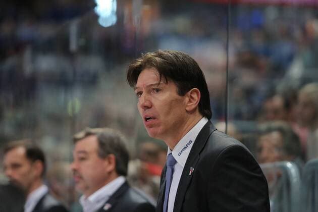 Fußball, Nationalteam Mexiko Training gestresst schauender Uwe Krupp (Trainer Eisbaeren Berlin) beim Spiel Adler Mannheim gegen die Eisbaeren Berlin am 07.03.2017 in der DEL, Mannheim Copyright: xBermel Eibner-Pressefotox EP_MBL