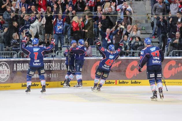 Fußball, Nationalteam Mexiko Training Matthias Plachta (Adler Mannheim) bejubelt seinen Treffer zum 2-1 mit seinen Mitspielern beim Spiel Adler Mannheim gegen die Eisbaeren Berlin am 07.03.2017 in der DEL, Mannheim Copyright: xBermel Eibner-Pressefotox EP_MBL