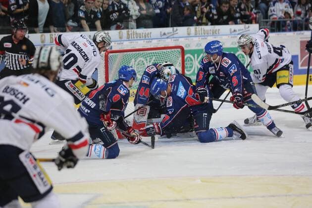 Fußball, Nationalteam Mexiko Training Die Adler um Dennis Endras (Adler Mannheim), Christoph Ullmann (Adler Mannheim), Aaron Johnson (Adler Mannheim) und Brent Raedeke (Adler Mannheim) versuchen mit allen mitteln das Tor zu schuetzen beim Spiel Adler Mannheim gegen die Eisbaeren Berlin am 07.03.2017 in der DEL, Mannheim Copyright: xBermel Eibner-Pressefotox EP_MBL