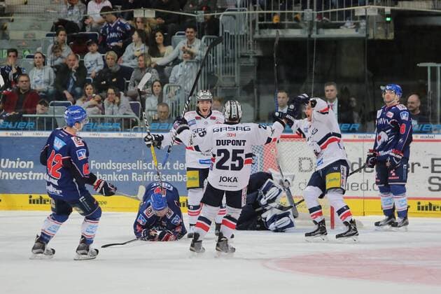 Fußball, Nationalteam Mexiko Training Julian Talbot (Eisbaeren Berlin) bejubelt seinen Treffer zum 2-3 mit Micki DuPont (Eisbaeren Berlin) beim Spiel Adler Mannheim gegen die Eisbaeren Berlin am 07.03.2017 in der DEL, Mannheim Copyright: xBermel Eibner-Pressefotox EP_MBL