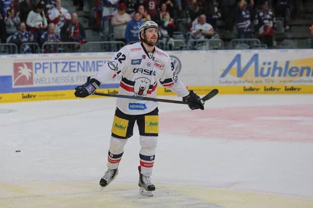 Fußball, Nationalteam Mexiko Training Marcel Noebels (Eisbaeren Berlin) nach dem spaetem Ausgleich beim Spiel Adler Mannheim gegen die Eisbaeren Berlin am 07.03.2017 in der DEL, Mannheim Copyright: xBermel Eibner-Pressefotox EP_MBL