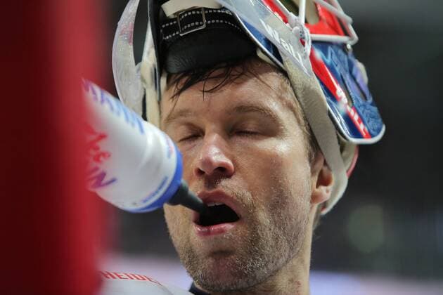 Fußball, Nationalteam Mexiko Training Petri Vehanen (Eisbaeren Berlin) nimmt einen Schluck aus der Flasche beim Spiel Adler Mannheim gegen die Eisbaeren Berlin am 07.03.2017 in der DEL, Mannheim Copyright: xBermel Eibner-Pressefotox EP_MBL