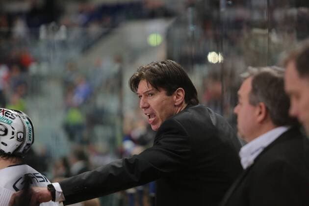 Fußball, Nationalteam Mexiko Training Uwe Krupp (Trainer Eisbaeren Berlin) gibt alles in den letzten Minuten des dritten Drittels beim Spiel Adler Mannheim gegen die Eisbaeren Berlin am 07.03.2017 in der DEL, Mannheim Copyright: xBermel Eibner-Pressefotox EP_MBL