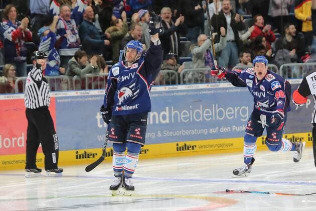 Fußball, Nationalteam Mexiko Training Matthias Plachta (Adler Mannheim) bejubelt seinen Treffer zum 4-3 in der Overtime beim Spiel Adler Mannheim gegen die Eisbaeren Berlin am 07.03.2017 in der DEL, Mannheim Copyright: xBermel Eibner-Pressefotox EP_MBL