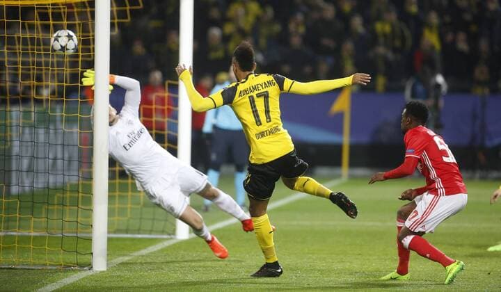 Bilder des Tages - SPORT Pierre-Emerick Aubameyang (Borussia Dortmund) scores the 1:0 goal againstGoalkeeper Ederson (Benfica Lissabon) during the Championsleague match between Borussia Dortmund and Benfica Lissabon, Signal Iduna Park in Dortmund on March 08., 2017. Torschütze Pierre-Emerick Aubameyang (Borussia Dortmund) mit dem 1:0 Tor, Borussia Dortmund vs. Benfica Lissabon im Achtelfinale der Championsleague in der Saison 2016 2017 am 8. März 2017.