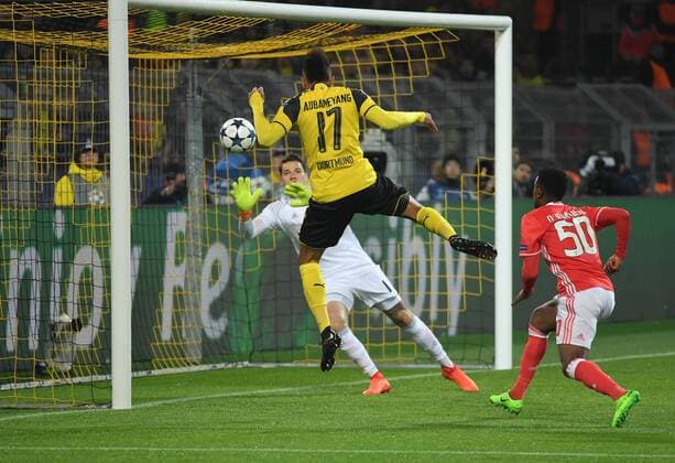 08.03.2017, Fussball, UEFA Champions League, Saison 2016 2017, Achtelfinale, Borussia Dortmund - Benfica Lissabon, Pierre-Emerick Aubameyang, Pierre Emerick Aubameyang (Borussia Dortmund), erzielt mit einem Kopfball das Tor zum 1:0, Torwart Ederson (Benfica Lissabon) ist machtlos