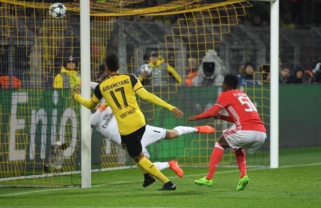 08.03.2017, Fussball, UEFA Champions League, Saison 2016 2017, Achtelfinale, Borussia Dortmund - Benfica Lissabon, Pierre-Emerick Aubameyang, Pierre Emerick Aubameyang (Borussia Dortmund), erzielt mit einem Kopfball das Tor zum 1:0, Torwart Ederson (Benfica Lissabon) ist machtlos