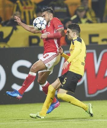 Marc Bartra AREGALL, BVB 5 Zweikampf , Aktion um den Ball gegen Eduardo SALVIO 18 BORUSSIA DORTMUND - BENFICA LISSABON Fussball UEFA Champions League, Achtelfinale Gruppenphase,in Dortmund, 08.03.2017 CL Saison 2016 2017, BVB