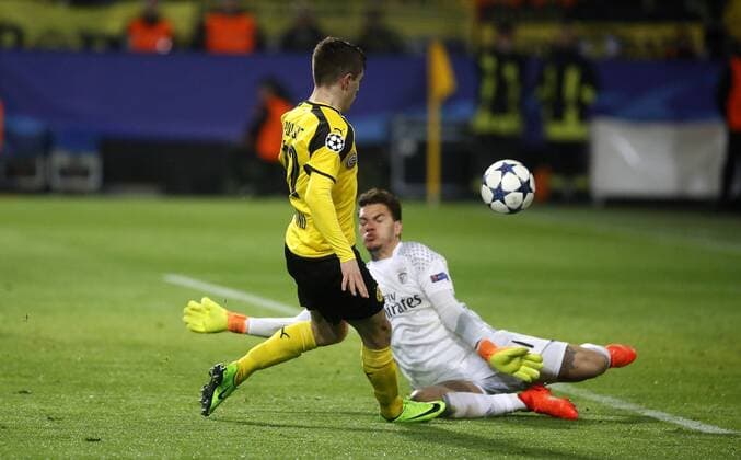 Christian Pulisic (Borussia Dortmund) (R) scores the 2:0 goal againt Goalkeeper Ederson (Benfica Lissabon) during the Championsleague match between Borussia Dortmund and Benfica Lissabon, Signal Iduna Park in Dortmund on March 08., 2017. Torschütze Christian Pulisic (Borussia Dortmund) mit dem 2:0 Tor Borussia Dortmund vs. Benfica Lissabon im Achtelfinale der Championsleague in der Saison 2016 2017 am 8. März 2017.