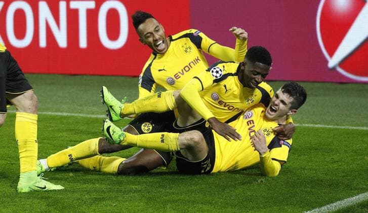 Christian Pulisic (Borussia Dortmund) (R) celebrates scoring the 2:0 goal with Pierre-Emerick Aubameyang (Borussia Dortmund) (L) and M. Dembele (Borussia Dortmund) during the Championsleague match between Borussia Dortmund and Benfica Lissabon, Signal Iduna Park in Dortmund on March 08., 2017. Torschütze Christian Pulisic (Borussia Dortmund) mit dem 2:0 Tor jubelnd Borussia Dortmund vs. Benfica Lissabon im Achtelfinale der Championsleague in der Saison 2016 2017 am 8. März 2017.