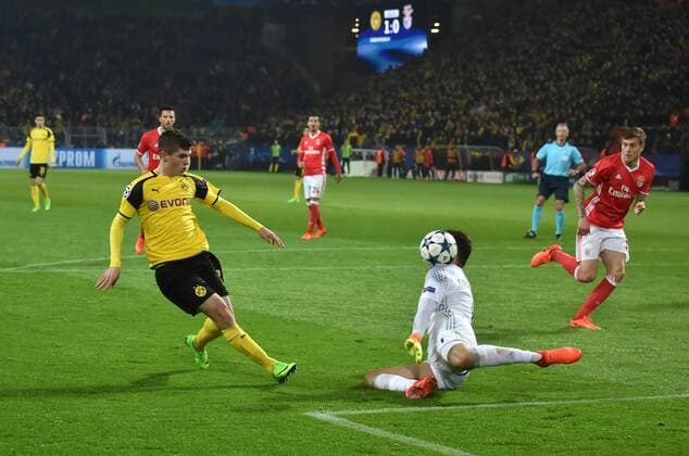 08.03.2017, Fussball, UEFA Champions League, Saison 2016 2017, Achtelfinale, Borussia Dortmund - Benfica Lissabon, Christian Pulisic (Borussia Dortmund), li., erzielt gegen Torwart Ederson (Benfica Lissabon) das Tor zum 3:0