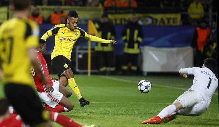 Pierre-Emerick Aubameyang (Borussia Dortmund) (L) scores the 4:0 goal against Goalkeeper Ederson (Benfica Lissabon) during the Championsleague match between Borussia Dortmund and Benfica Lissabon, Signal Iduna Park in Dortmund on March 08., 2017. Borussia Dortmund vs. Benfica Lissabon im Achtelfinale der Championsleague in der Saison 2016 2017 am 8. März 2017.