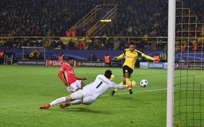08.03.2017, Fussball, UEFA Champions League, Saison 2016 2017, Achtelfinale, Borussia Dortmund - Benfica Lissabon, Pierre-Emerick Aubameyang, Pierre Emerick Aubameyang (Borussia Dortmund), re., erzielt das Tor zum 4:0