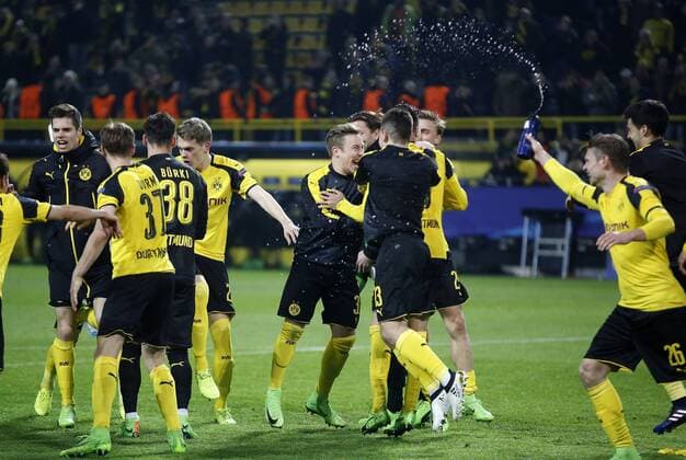 Team Dortmund celebrate the victory during the Championsleague match between Borussia Dortmund and Benfica Lissabon, Signal Iduna Park in Dortmund on March 08., 2017. Borussia Dortmund vs. Benfica Lissabon im Achtelfinale der Championsleague in der Saison 2016 2017 am 8. März 2017.