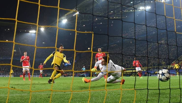 08.03.2017, Fussball, UEFA Champions League, Saison 2016 2017, Achtelfinale, Borussia Dortmund - Benfica Lissabon, Pierre-Emerick Aubameyang, Pierre Emerick Aubameyang (Borussia Dortmund), li., erzielt das Tor zum 3:0