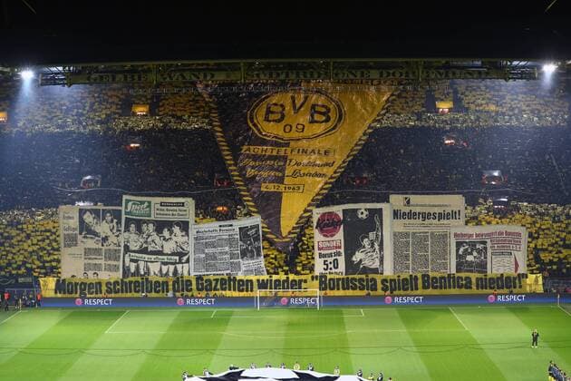Themen der Woche - SPORT Bilder des Tages - SPORT Mittwoch 08.03.2017, Saison 2016 2017, UEFA Champions League, Achtelfinale Rückspiel im Signal Iduna Park, BVB 09 Borussia Dortmund - Benfica Lissabon, Choreografie der BVB-Ultragruppe The Unity auf der Südtribüne in Gedenken an das Jahrhundertspiel des BVB gegen Benfica Lissabon im Jahre 1963, bestehend aus einem großen Wimpel, nachgemalten Ausschnitten der Berichterstattung aus dem Jahre 1963 und dem Spruchband: Morgen schreiben die Gazetten wieder: Der BVB spielt Benfica nieder