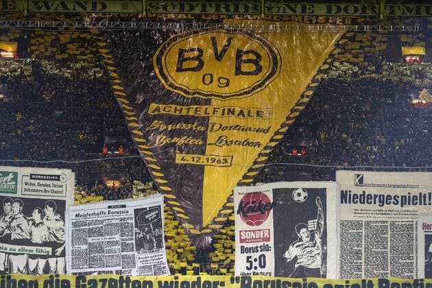 Mittwoch 08.03.2017, Saison 2016 2017, UEFA Champions League, Achtelfinale Rückspiel im Signal Iduna Park, BVB 09 Borussia Dortmund - Benfica Lissabon, Choreografie der BVB-Ultragruppe The Unity auf der Südtribüne in Gedenken an das Jahrhundertspiel des BVB gegen Benfica Lissabon im Jahre 1963, bestehend aus einem großen Wimpel, nachgemalten Ausschnitten der Berichterstattung aus dem Jahre 1963 und dem Spruchband: Morgen schreiben die Gazetten wieder: Der BVB spielt Benfica nieder