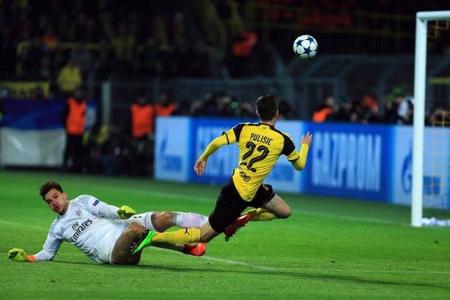 DORTMUND, March 8, 2017 -- Christian Pulisic (R) of Dortmund scores during the UEFA Champions League Round of 16 second leg match between Borussia Dortmund and SL Benfica at Signal Iduna Park in Dortmund, Germany, on March 8, 2017. Borussia Dortmund won 4-0 and advanced to the quarterfinal with 4-1 on aggregate. ) (SP)GERMANY-DORTMUND-SOCCER-UEFA-UCL-DORTMUND VS BENFICA LuoxHuanhuan 