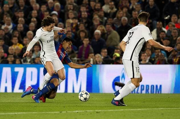 Fußball, CL, FC Barcelona - Paris St. Germain BARCELONA , March 8, 2017 -- Luis Suarez (C) of Barcelona vies with Adrien Rabiot(L) of Paris Saint-Germain during the UEFA Champions League Round of 16 second leg match between Barcelona and Paris Saint-Germain in Barcelona, Spain on March 8, 2017. Barcelona won 6-1 and advanced to the quarterfinal with 6-5 on aggregate. )(wll) (SP)SPAIN-BARCELONA-SOCCER-UEFA-UCL-BARCELONA VS PARIS SAINT-GERMAIN LinoxDexVallier 