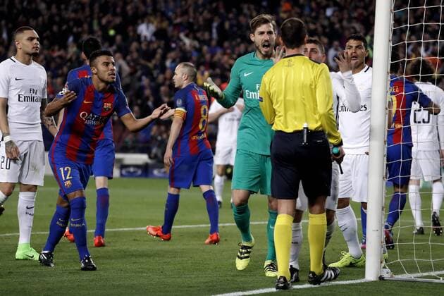 Fußball, CL, FC Barcelona - Paris St. Germain TRAPP Kevin Torwart Team Paris Saint Germain diskutiert mit Torassistent Benjamin Brand Schiedsrichter 11m Champions League Saison 2016-2017 Spiel Achtelfinale Rueckspiel FC Barcelona Barca - Paris Saint Germain 6 : 1 am 008.03. 2017 im Camp Nou in Barcelona 