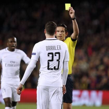 Fußball, CL, FC Barcelona - Paris St. Germain DRAXLER Julian Team Paris Saint Germain Gelbe Karte durch Schiedsrichter AYTEKIN Deniz Champions League Saison 2016-2017 Spiel Achtelfinale Rueckspiel FC Barcelona Barca - Paris Saint Germain 6 : 1 am 008.03. 2017 im Camp Nou in Barcelona 
