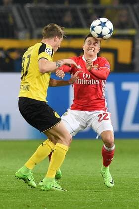 Fußball Champions League Achtelfinale Borussia Dortmund - Benfica Lissabon am 08.03.2017 im Signal Iduna Park in Dortmund Erik Durm ( Dortmund ), links - Franco Cervi ( Lissabon ), rechts xRx