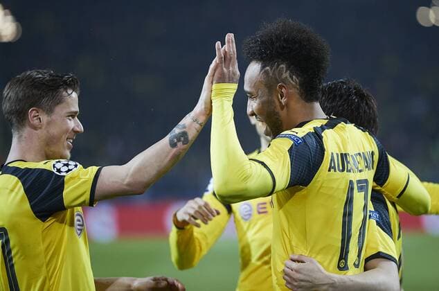 Pierre-Emerick Aubameyang , BVB 17 Torjubel, Jubel nach dem Tor zum 4-0 mit Gonzalo CASTRO, BVB 27 Christian PULISIC Nr. 22 Jubel, Freude, Emotionen, Feiern, Lachen, jubelt, freuen, reisst die Arme hoch, ballt die Faust BORUSSIA DORTMUND - BENFICA LISSABON 4-0 Fussball UEFA Champions League, Achtelfinale Gruppenphase,in Dortmund, 08.03.2017 CL Saison 2016 2017, BVB