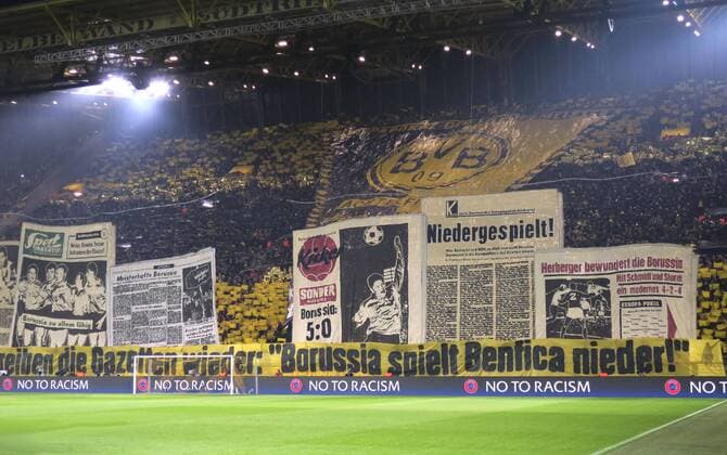 Foto: die Vorstellung der beiden Teams , Borussia Fans feiern mit Plakaten der alten Zeitungen die Meistermannschaft der Oldies Fussball - Championsleague am Mi. 08.03.2017 Achtelfinale Borussia Dortmund - Benfica Lissabon 4 - 0