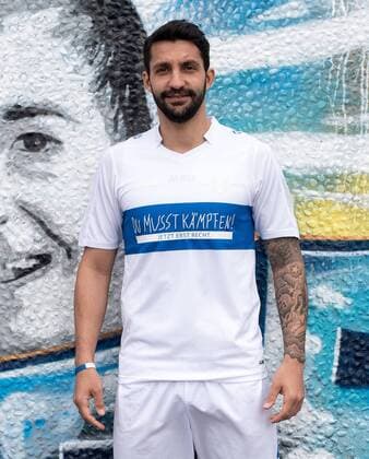 02.03..2017, xfux, Fussball 1.Bundesliga, SV Darmstadt 98 praesentiert das Sondertrikots zum 1. Todestag von Jonathan Heimes fuer das Heimspiel gegen den FSV Mainz 05, emonline emspor deloka, v.l. Aytac Sulu (SV Darmstadt 98) Darmstadt
